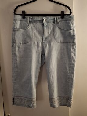 Gloria Vanderbilt Women's Light Blue Embroidered Hem Cropped Jeans